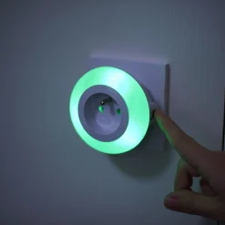 Veilleuse à led 3 couleurs avec prise murale intégrée^Gifi New